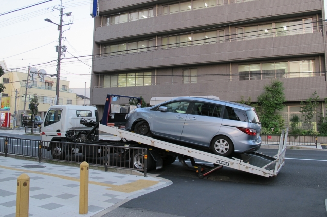 レッカー車で運ばれるバースト車