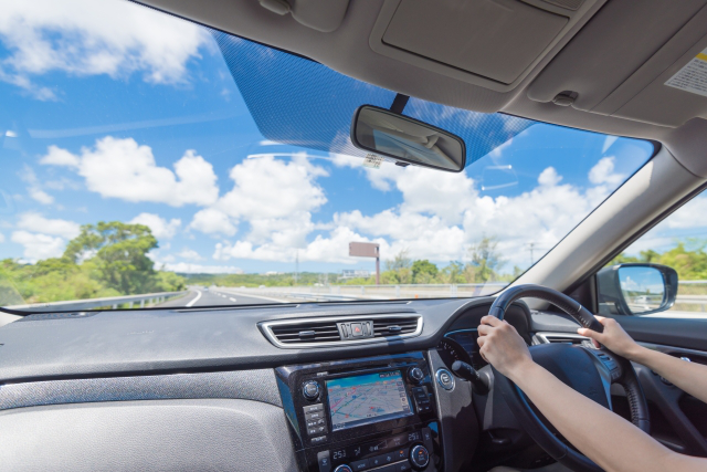 青空の下の運転風景