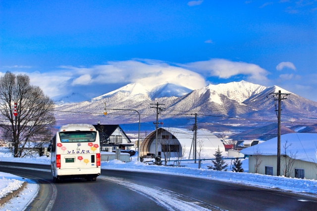 冬の富良野の雪山とバス