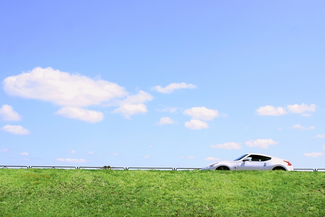 青空の下をドライブする車