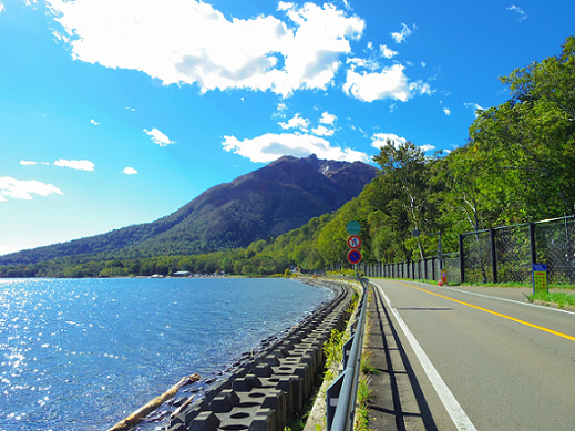 支笏湖沿いの道路