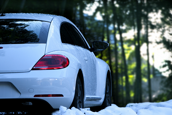 雪道をドライブする白い車