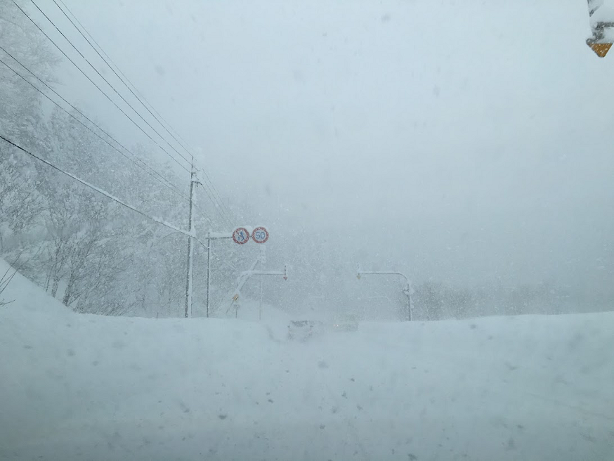 ホワイトアウトした道路