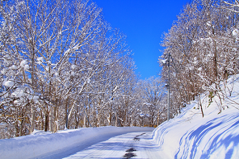 雪の峠道