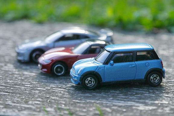 3台のおもちゃの車
