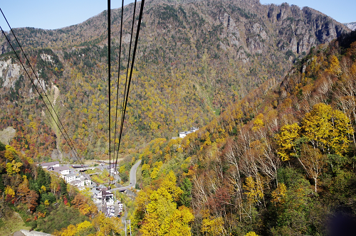 ロープウェイからの秋の山景色