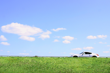 青空と白い車