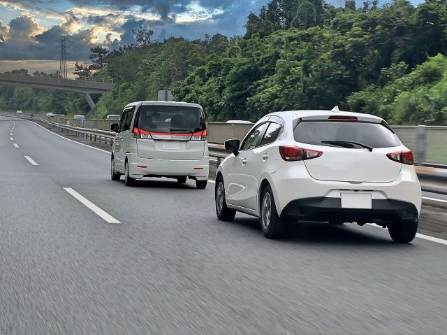 高速道路を走る白の車