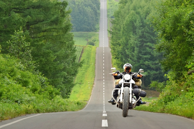 就実の丘を走行するライダー