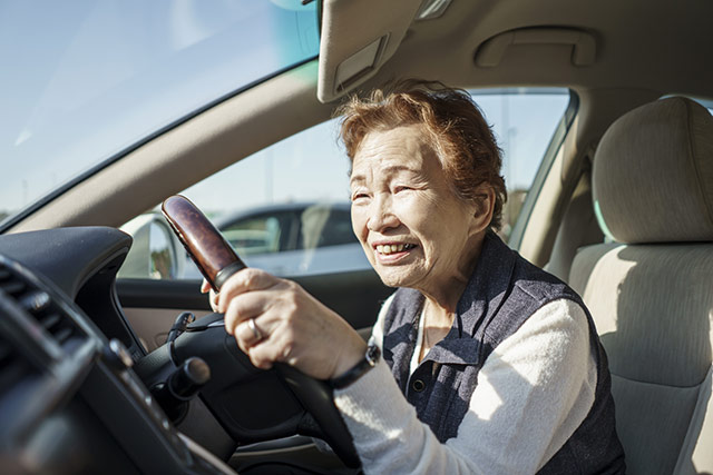 車を運転する老人