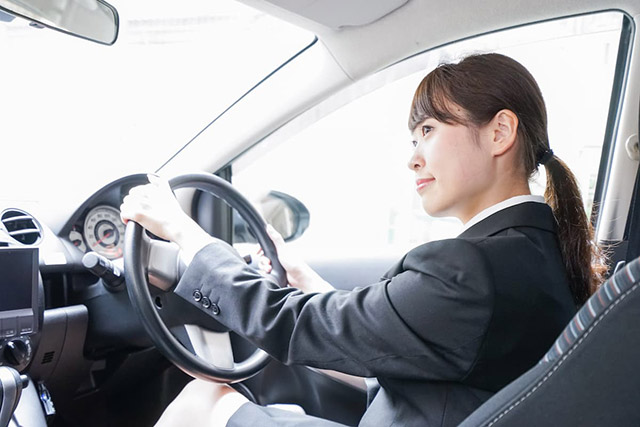 運転する女性