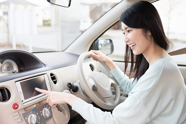 運転する女性