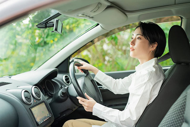 車線変更をする女性