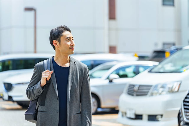 駐車場の男性