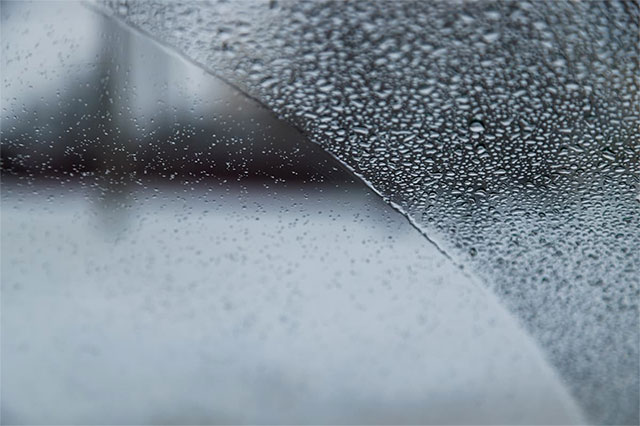 雨の日のフロントガラス