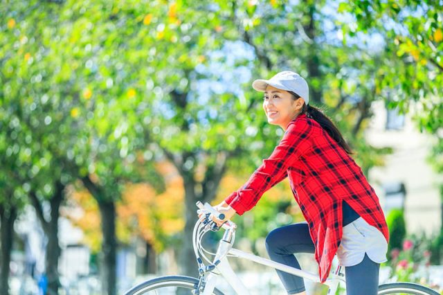 自転車に乗る女性