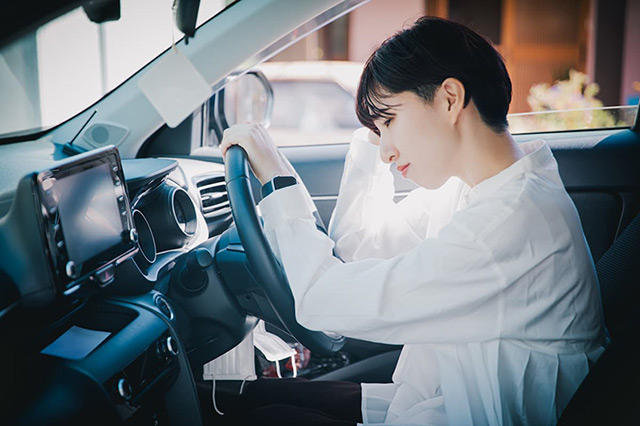 運転に悩む女性