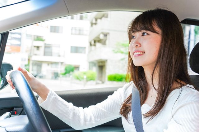 運転する女性